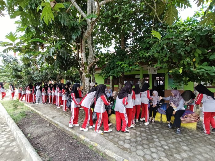Wujud Kesadaran dan Akhlak Mulia, Siswa MTsN 1 Bungo Pererat Silaturahmi dengan GTK Jelang Ramadan Wujud Kesadaran dan Akhlak Mulia, Siswa MTsN 1 Bungo Pererat Silaturahmi dengan GTK Jelang Ramadan