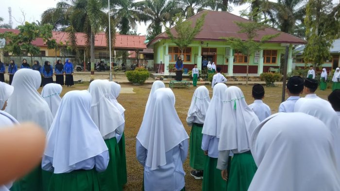 MIN 3 Tebo Gelar Upacara Bendera dengan Tema menghargai