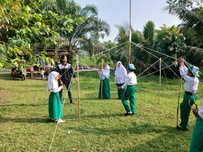 Didampingi Pembina, Siswa-Siswi MIN 1 Muaro Jambi Mantapkan Latihan Pionering Bendera Jelang HUT RI ke-81