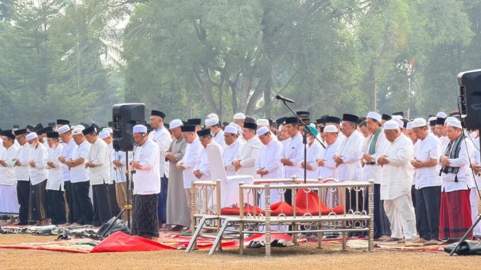 Kakanwil Kemenag Jambi dan ASN Bermunajat dalam Salat Istisqa di Lapangan Kantor Gubernur Kakanwil Kemenag Jambi dan ASN Bermunajat dalam Salat Istisqa di Lapangan Kantor Gubernur