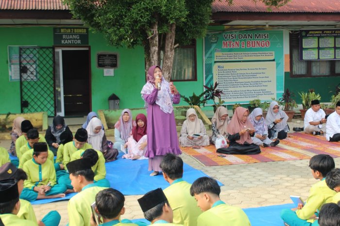 Jumat Berkah di MTsN 2 Bungo: Ibu Atikah Suryani Ulfah Bakar Semangat Siswa di Momen Pesantren Kilat