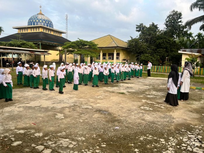 Bikin Hati Adem! Intip Kebiasaan Siswa MIN 1 Muaro Jambi, Hafal Surah Pendek Di Pimpin Majlis Guru yang piket