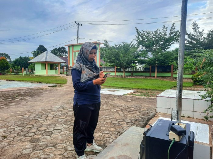 Guru Piket MTsN 1 Bungo Sigap Siapkan Senam Sehat Pagi Ini