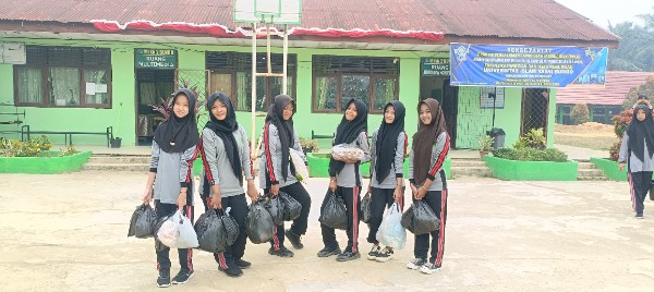 Bantu Korban Kebakaran di Dusun Buat, OSIM MTsN 2 Bungo Galang Donasi Sembako hingga Uang Bantu Korban Kebakaran di Dusun Buat, OSIM MTsN 2 Bungo Galang Donasi Sembako hingga Uang