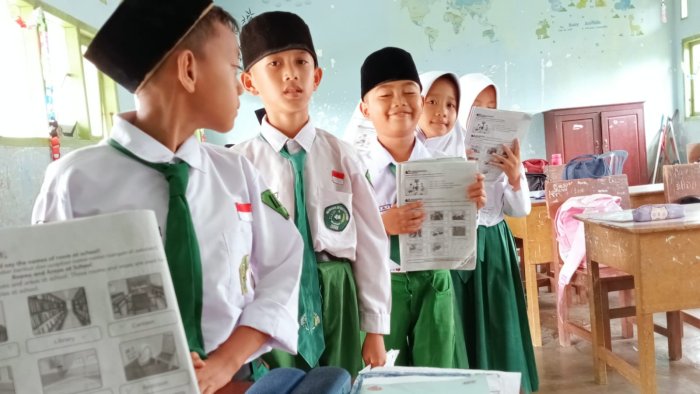 Antusiasme Tinggi, Siswa Kelas 3B MIN 4 Tebo Berebut Maju Hafalkan 12 Kosakata Ruangan Madrasah dalam Bahasa Inggris Antusiasme Tinggi, Siswa Kelas 3B MIN 4 Tebo Berebut Maju Hafalkan 12 Kosakata Ruangan Madrasah dalam Bahasa Inggris