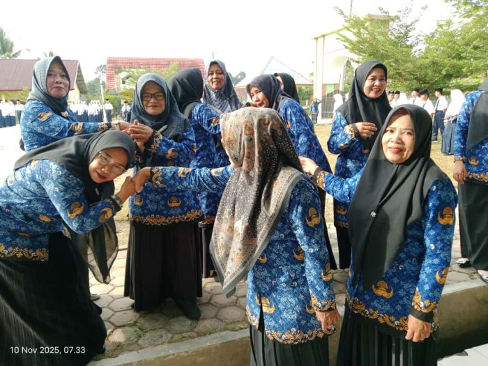 Usai Upacara, Guru dan Tendik MTsN 1 Bungo Lakukan Tradisi Bersalam-salaman Pererat Silaturahmi Usai Upacara, Guru dan Tendik MTsN 1 Bungo Lakukan Tradisi Bersalam-salaman Pererat Silaturahmi