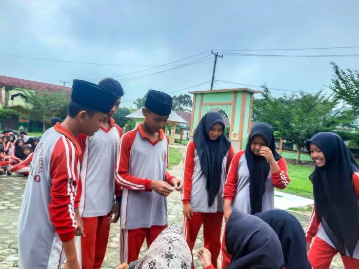 Classmeeting MTsN 1 Bungo Resmi Dimulai: Futsal Putra dan Voli Putri Jadi Ajang Semangat Kebersamaan Siswa Classmeeting MTsN 1 Bungo Resmi Dimulai: Futsal Putra dan Voli Putri Jadi Ajang Semangat Kebersamaan Siswa