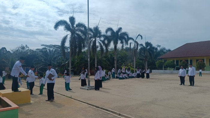 Siap Sambut HGN 2025, Seluruh GTK MIN 4 Tebo Latihan Petugas Upacara