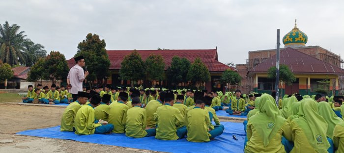 Ceramah Singkat Warnai Kegiatan Keagamaan di MTsN 2 Bungo Ceramah Singkat Warnai Kegiatan Keagamaan di MTsN 2 Bungo