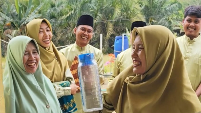 Tukar Kado Pererat Kebersamaan Guru dan Tenaga Kependidikan MIN 4 Tebo