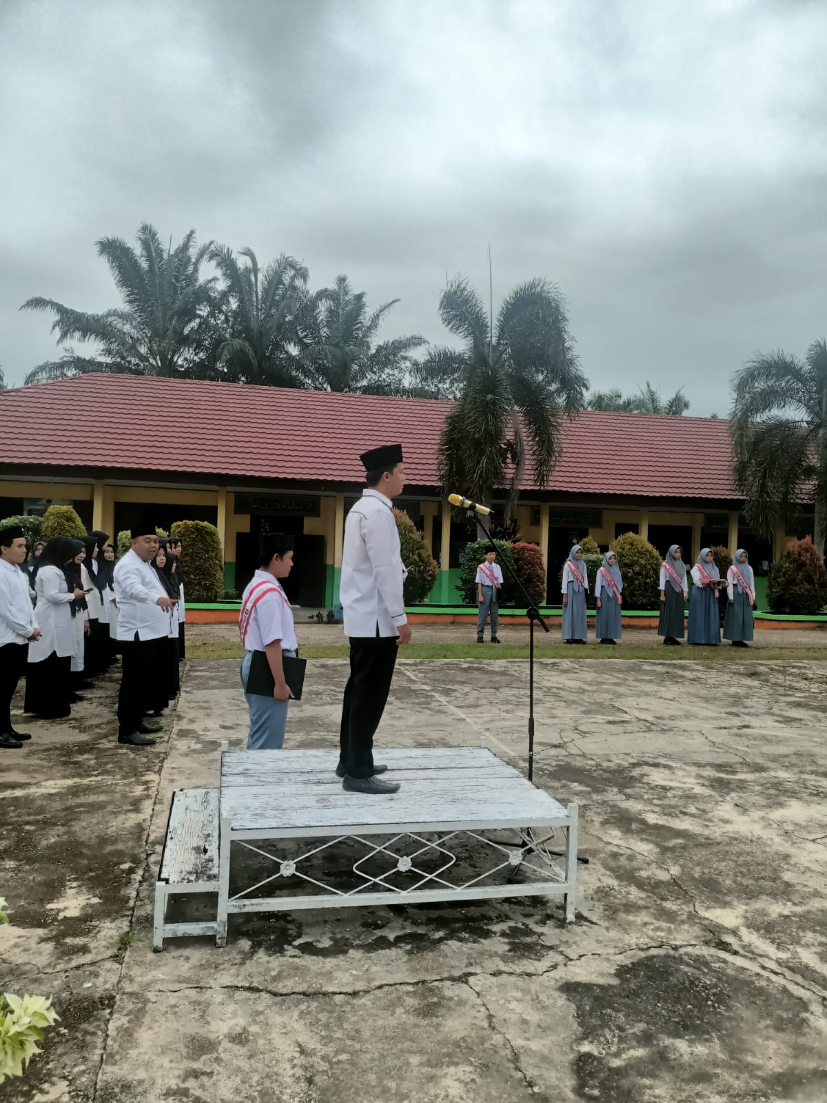 JADI PEMBINA UPACARA, GURU BK MAN 2 TEBO AJAK SIWA PATUHI TATA TERTIB DAN INGATKAN KETELADANAN JADI PEMBINA UPACARA, GURU BK MAN 2 TEBO AJAK SIWA PATUHI TATA TERTIB DAN INGATKAN KETELADANAN