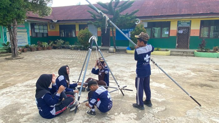 Siswa MTsN 2 Bungo Asah Kekompakan Lewat Aksi Pionering Bendera 10 Tongkat