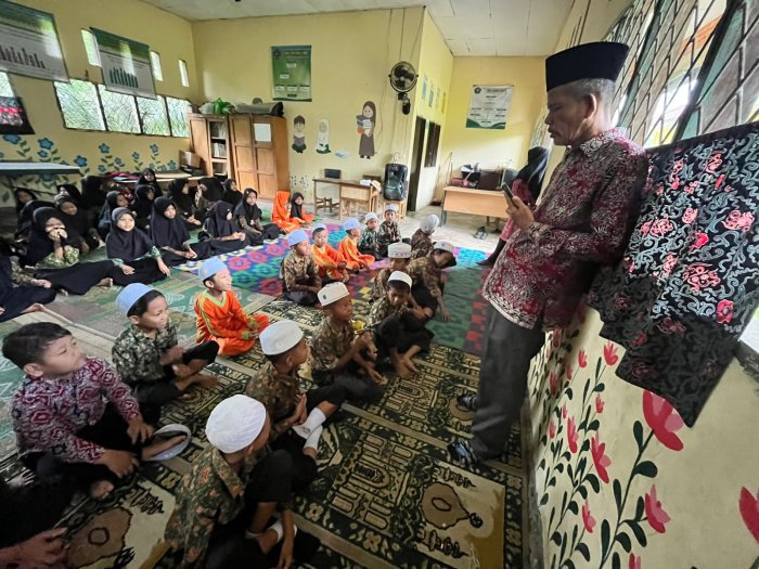 Awali KBM Hari Kamis, Guru dan Staf Piket Dampingi Siswa Lantunkan Bacaan Ikhtitah dan Doa Qunut Subuh
