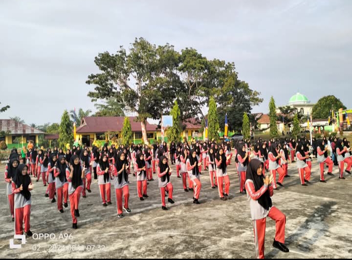 MAN 2 TEBO Warga Madrasah Gelar Bakti Sosial Bersihkan Lingkungan MAN 2 TEBO Warga Madrasah Gelar Bakti Sosial Bersihkan Lingkungan
