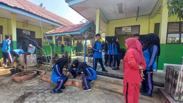 Kebersamaan di Kelas XI B : Ibu Deni Trizawati, S.Pd.I Pimpin Siswa Gotong Royong Bersihkan Ruang Kelas Kebersamaan di Kelas XI B : Ibu Deni Trizawati, S.Pd.I Pimpin Siswa Gotong Royong Bersihkan Ruang Kelas