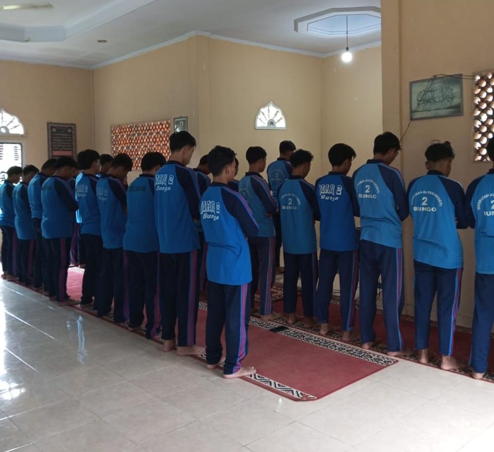 Membangun Karakter Religius Peserta Didik MAN 2 Bungo Melaksanakan Pembiasaan Sholat Dhuha Berjamaah Membangun Karakter Religius Peserta Didik MAN 2 Bungo Melaksanakan Pembiasaan Sholat Dhuha Berjamaah