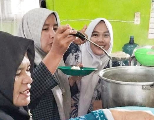Sensasi Aroma Durian di MTsN 1 Bungo: Guru-Guru Kompak Masak Ketan Santan Durian Sensasi Aroma Durian di MTsN 1 Bungo: Guru-Guru Kompak Masak Ketan Santan Durian