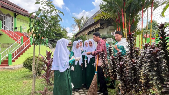 Panas Terik Tak Menyurutkan Semangat Guru dan Siswa MAN 2 Kota Jambi Bersatu Untuk Kebersihan Madrasah