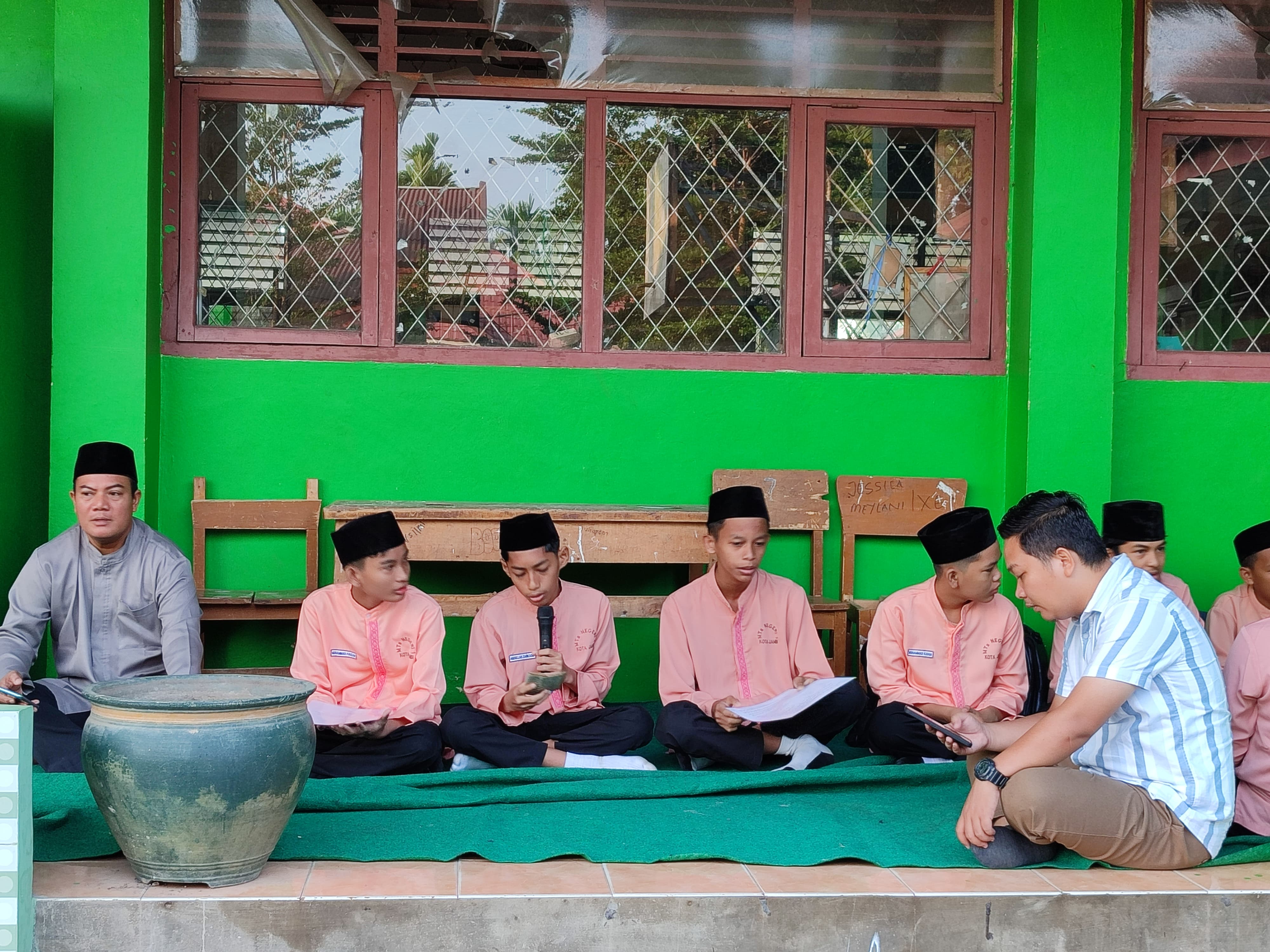 Sirami rohani siswa siswi, MTsN 1 Kota Jambi adakan Yasinan di lapangan Sirami rohani siswa siswi, MTsN 1 Kota Jambi adakan Yasinan di lapangan