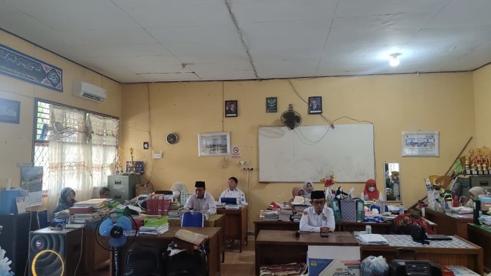 Meski di Tengah Kabut Asap, MTsN 1 Kota Jambi Tetap Semangat Ikuti Rapat Bulanan
