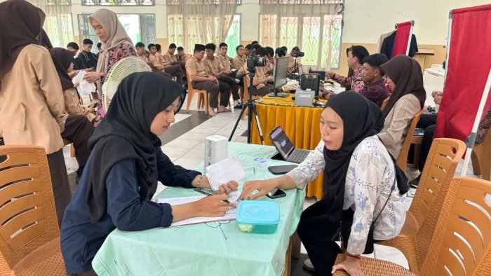 Dukcapil Kota Jambi Jemput Bola: Siswa MAN 2 Kota Jambi Ikuti Perekaman KTP-el
