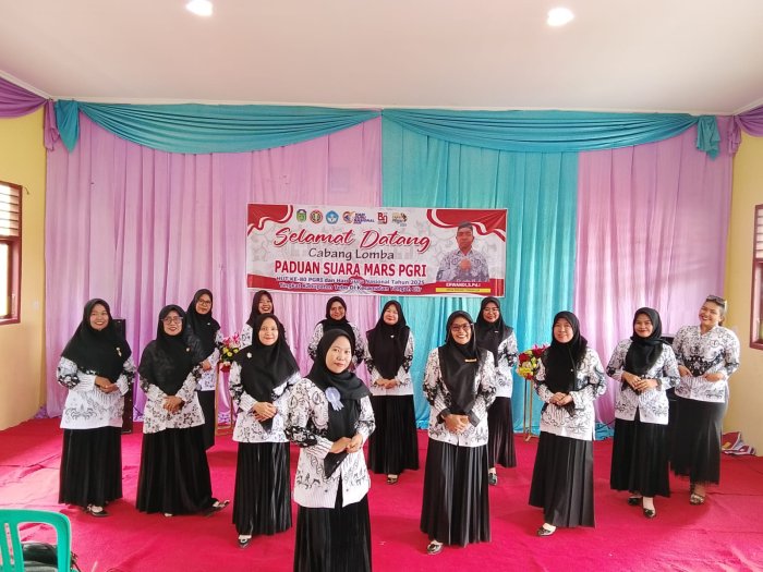 Guru MAN 2 Tebo Ikuti Lomba Mars PGRI di Tengah Ilir