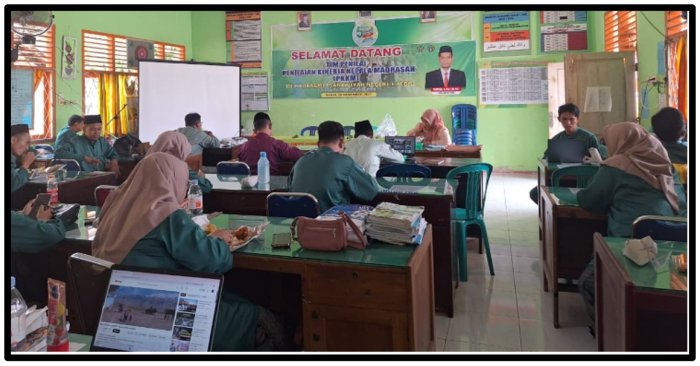 Pererat Silaturahmi, Keluarga Besar MTsN 1 Tebo Gelar Makan Bersama Menjelang Rapat Semester Genap