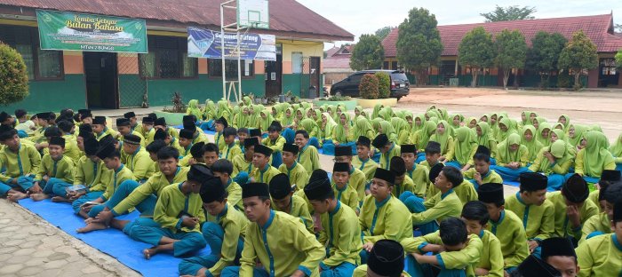 Kegiatan Rutin Jumat VII F Berperan Aktif dalam Yasinan dan Tahlil Madrasah Kegiatan Rutin Jumat VII F Berperan Aktif dalam Yasinan dan Tahlil Madrasah