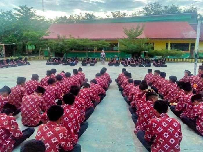 Pembiasaan Pagi MTsN 1 Bungo : Fokus Rampungkan Surah An-Naziat Pembiasaan Pagi MTsN 1 Bungo : Fokus Rampungkan Surah An-Naziat