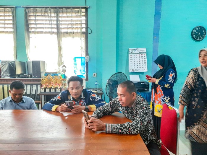 Staf TU MTsN 1 Bungo Gencar Pelajari Teknologi AI untuk Mendukung Efektivitas Kerja