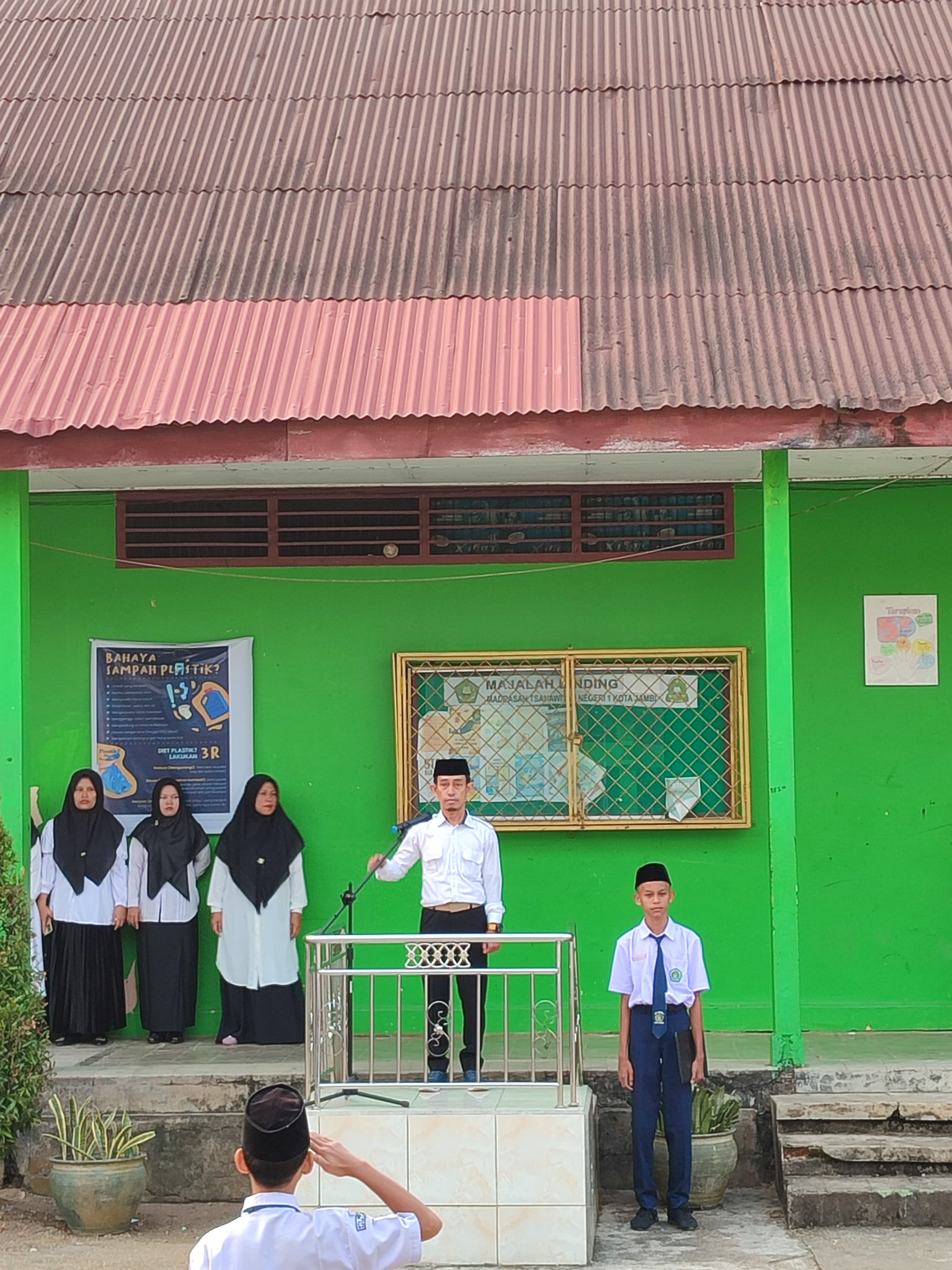 Wakil Kepala Bidang Humas motivasi siswa pada saat Upacara Bendera Wakil Kepala Bidang Humas motivasi siswa pada saat Upacara Bendera