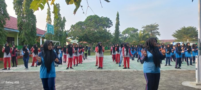 Senam Pagi Sabtu, Wujudkan Guru dan Siswa MAN 2 Bungo yang Sehat dan Semangat Senam Pagi Sabtu, Wujudkan Guru dan Siswa MAN 2 Bungo yang Sehat dan Semangat