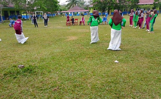 LOMBA PERMAINAN RAKYAT MERIAHKAN HUT RI KE-80 DI MTSN 5 TEBO LOMBA PERMAINAN RAKYAT MERIAHKAN HUT RI KE-80 DI MTSN 5 TEBO
