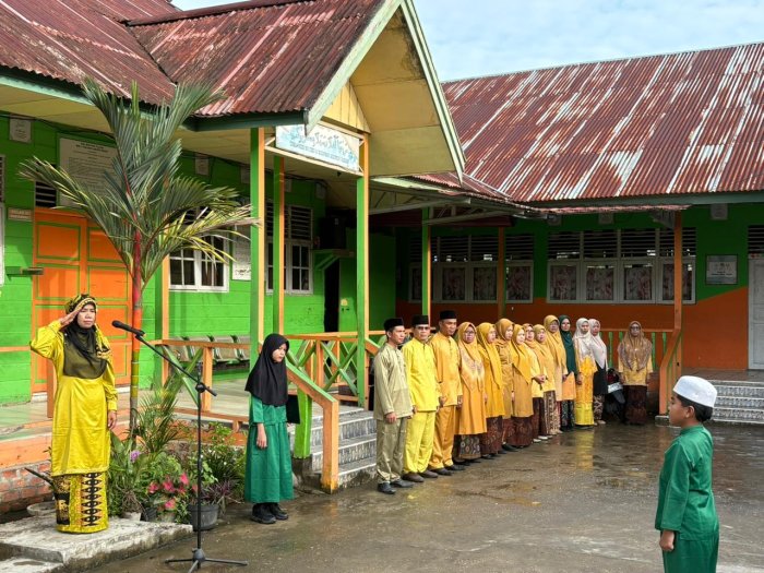 MI Negeri 1 Tanjung Jabung Barat - Upacara HUT Provinsi Jambi ke-69 Berlangsung Khidmat MI Negeri 1 Tanjung Jabung Barat - Upacara HUT Provinsi Jambi ke-69 Berlangsung Khidmat