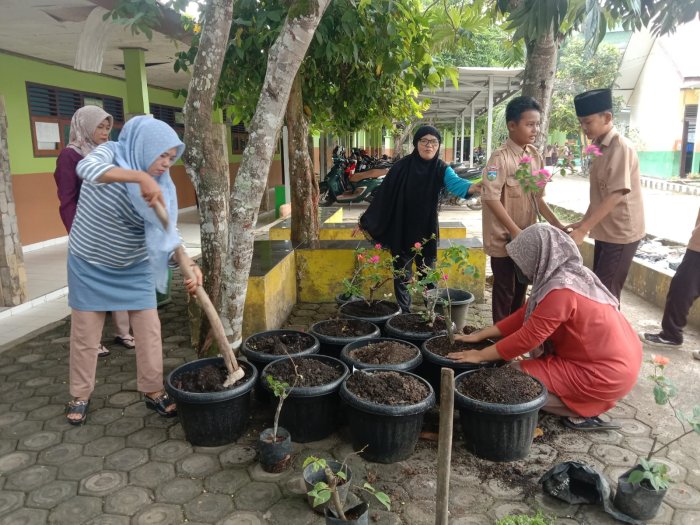 Semangat Hijau Guru MTsN 1 Bungo: Mekarnya Bunga Bunga Mewarnai Madrasah
