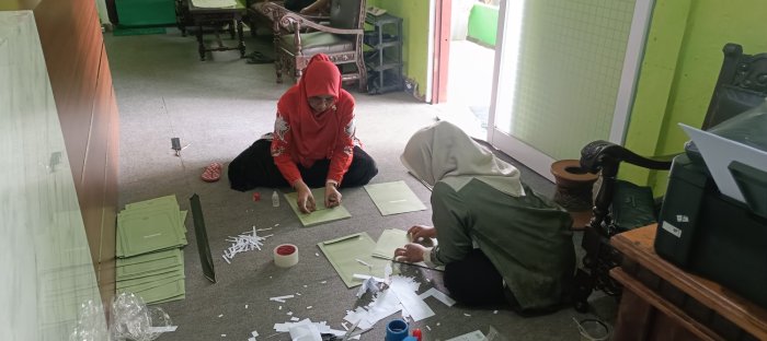 Persiapkan Pembagian Ijazah, Panitia MTsN 2 Bungo Rapikan dan Sortir Map Siswa