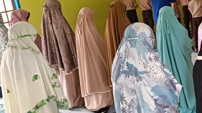 Siswa MIN 4 Tebo Tetap Laksanakan Shalat Dzuhur Berjamaah Meski Lelah dan Cuaca Terik