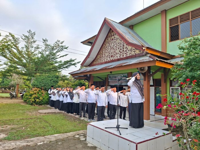 Disiplin dan Peduli Lingkungan, Semangat Upacara Bendera MTsN 1 Bungo