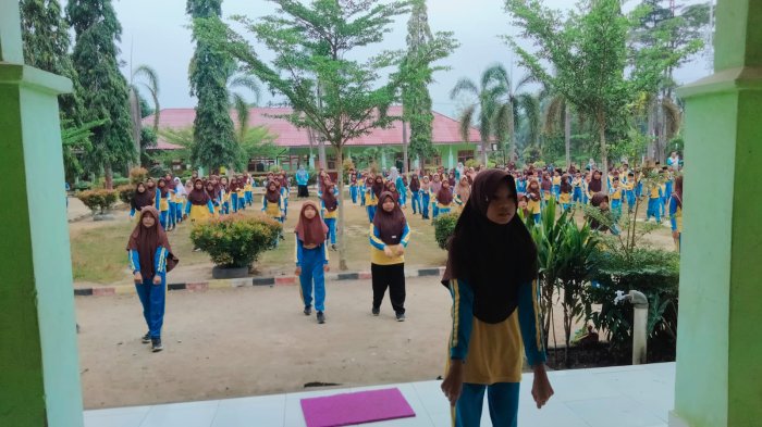 Semangat Siswa Madrasah Terbakar, Senam Bersama tetap Berjalan Walau Cuaca Mendung Semangat Siswa Madrasah Terbakar, Senam Bersama tetap Berjalan Walau Cuaca Mendung