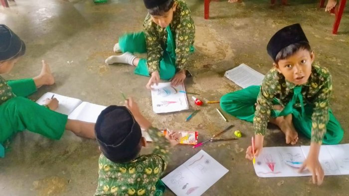 Aktivitas Luar Ruang Ditunda Akibat Hujan, Siswa MIN 4 Tebo Beraktivitas di Dalam Kelas Aktivitas Luar Ruang Ditunda Akibat Hujan, Siswa MIN 4 Tebo Beraktivitas di Dalam Kelas