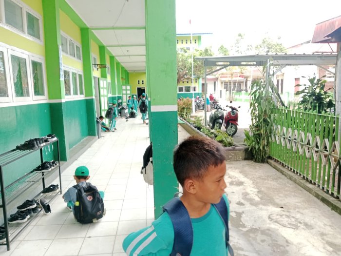 Suasana Gembira dan Tertib saat Bel Pulang Berbunyi di MIN 3 Kerinci Suasana Gembira dan Tertib saat Bel Pulang Berbunyi di MIN 3 Kerinci