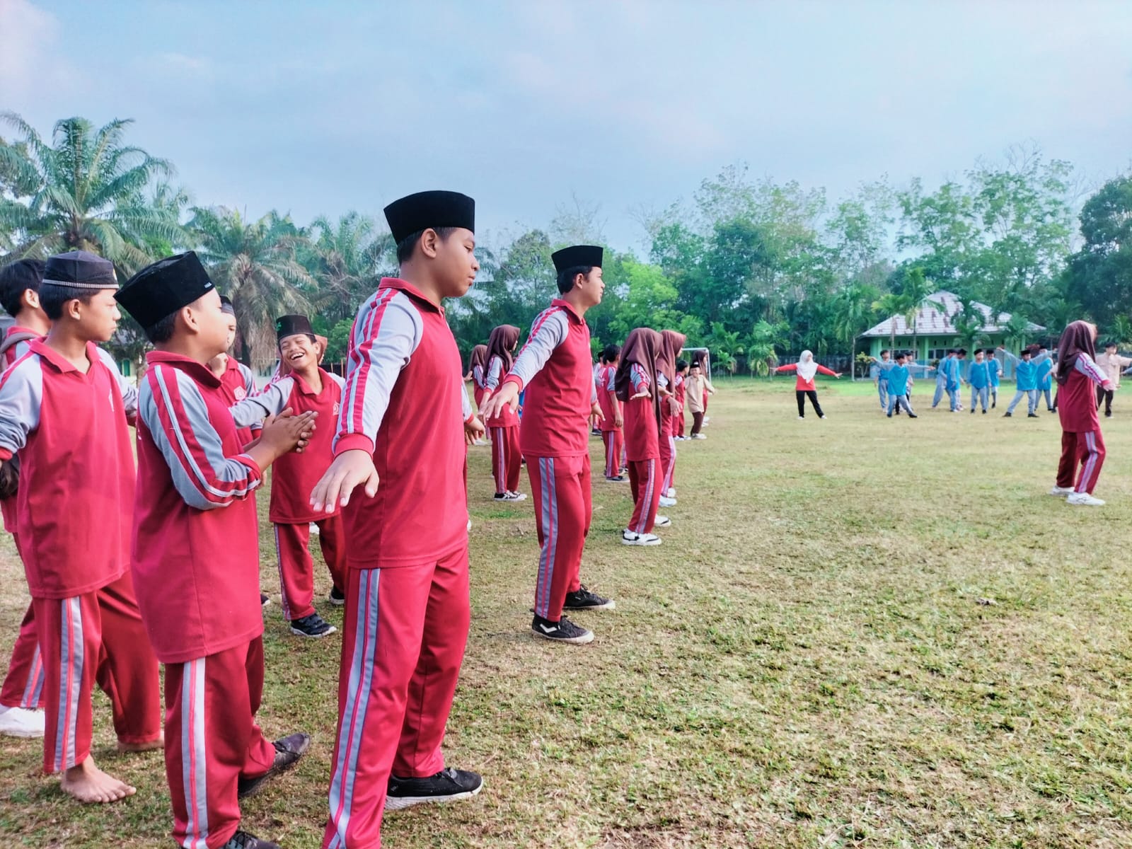 Senam Pagi Rutin Warnai Setiap Sabtu di MTsN 5 Tebo