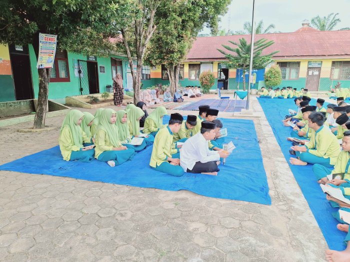 Yasinan Bersama Awali Kegiatan Isra Miraj di MTsN 2 Bungo Yasinan Bersama Awali Kegiatan Isra Miraj di MTsN 2 Bungo