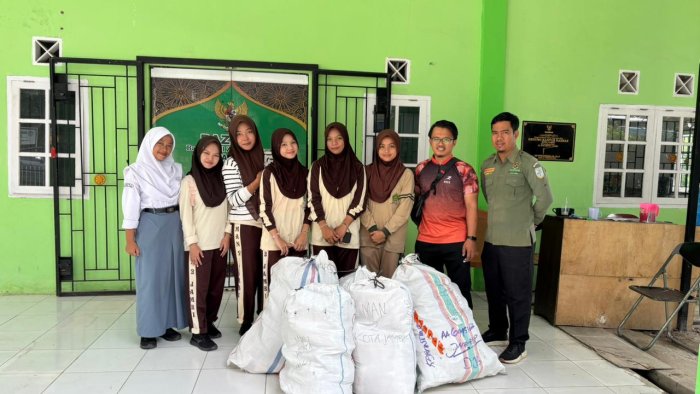 PMR MAN 2 Kota Jambi Salurkan Bantuan untuk Korban Banjir dan Longsor PMR MAN 2 Kota Jambi Salurkan Bantuan untuk Korban Banjir dan Longsor