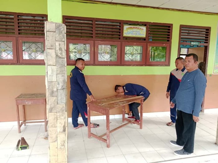 Solidaritas Kuat: Guru dan Staf Pria MTsN 1 Bungo Kompak Perbaiki Meja Kursi Siswa