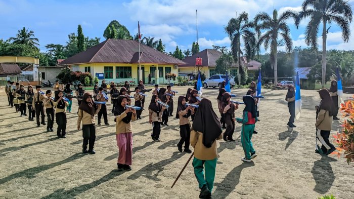 Marching Band MIN 4 Tebo Turun ke Jalan Depan Madrasah Simulasikan Street Parade