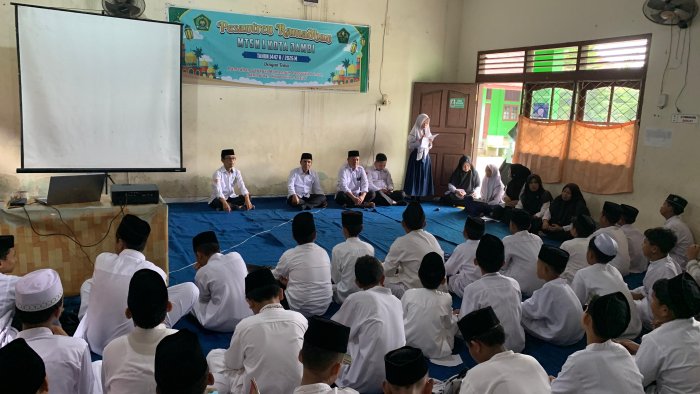Pesantren Kilat MTsNegeri 1 Kota Jambi Berakhir Penuh Makna