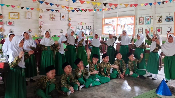 Guru MIN 4 Tebo Gunakan Lagu untuk Mudahkan Siswa 2B Hafal Kosakata Bahasa Arab Guru MIN 4 Tebo Gunakan Lagu untuk Mudahkan Siswa 2B Hafal Kosakata Bahasa Arab