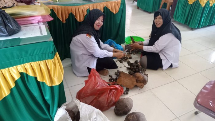 Guru MTsN 2 Bungo Gotong Royong Membuat Sambal Guru MTsN 2 Bungo Gotong Royong Membuat Sambal