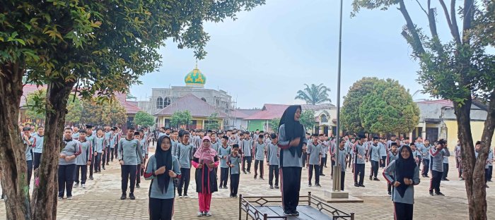 Tingkatkan Kebugaran, Keluarga Besar MTsN 2 Bungo Gelar Senam Sehat Bersama